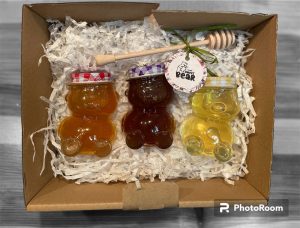 Zestaw prezentowy Miś Miód z trzema słoiczkami naturalnego miodu i drewnianą łyżką, idealny upominek.